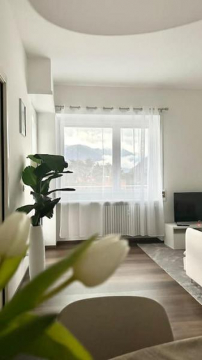 Luxury apartment with view (1min from lake/center) Como